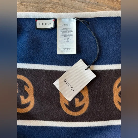 GUCCI Reversible Interlocking GG Cape - Picture 2 of 8